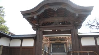 立派な山門があります