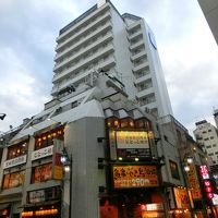 隣のビルの屋上と同じ高さで目と鼻の先にある客室階は地雷