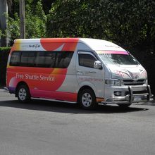 人のあまり乗っていないシャトルバス