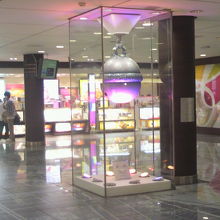 待ち合わせのための広い広場の中央に銀の鈴が置かれています。