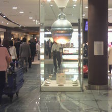 銀の鈴を正面から見た風景です。鈴の歴史が掲げられています。