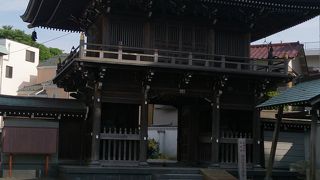 非常に立派な山門