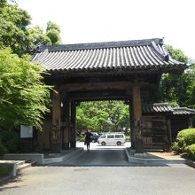 境内から見た黒門。