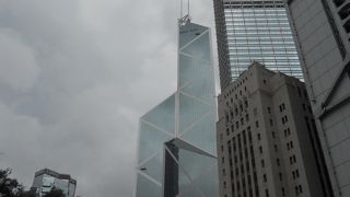 ガラス張りの高層ビル