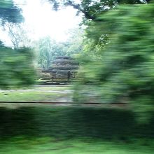 バンコク行きバスから見たカムペーンペット遺跡