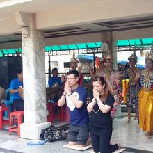 ダンスを奉納する、願いが叶ったらしき参拝客