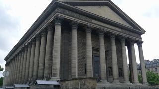 巨大なギリシャ神殿のよう