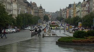 広場というより大通り