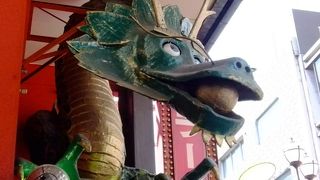 龍の看板が目立ちます