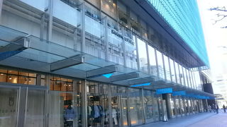 日本橋の麓です