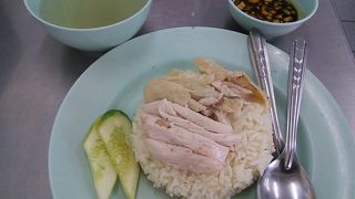 行列のできるカオマンガイ屋