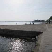 ビーチの横の堤防