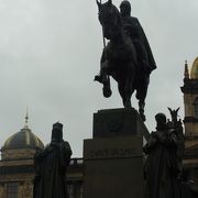 ヴァーツラフ広場を見守る騎馬像