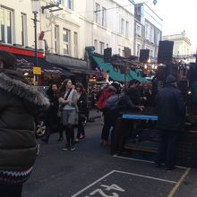 たまに車が通るので気をつけましょう