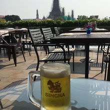 ワットアルンを見ながら生ビールで乾杯