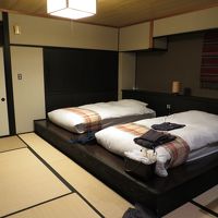 一段上にベッドタイプの布団を設置してあり段差がある