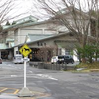 玄関にある「馬優先」の標識ww