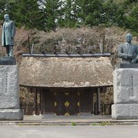 敷地内にある渋沢栄一・敬三氏の銅像