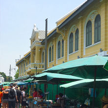 ピアを出ると右手に干物市場がある