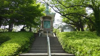 緑の中に溶け込むように佇む。