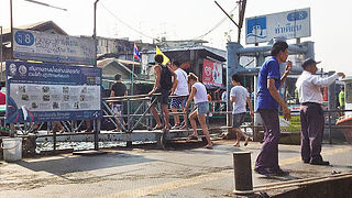 ワットアルンへ行く渡し船への乗換ピア（船着場）