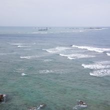 白い部分がパナリ岩礁