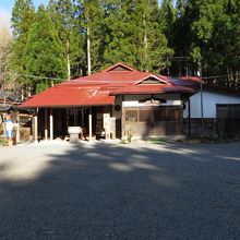 仮本堂(左)と寂庵(右)