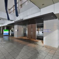 表はシンプルな外観です。上の階に360度回転のレストランあり