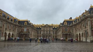 バス停目の前。