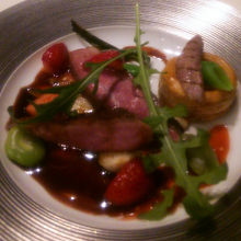 鴨肉のロースト。ベリーのビネグレットソース。おいしい！