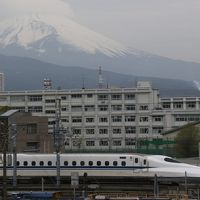 部屋から新幹線と富士山が