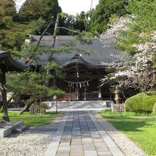 同じ敷地内にある弥高神社