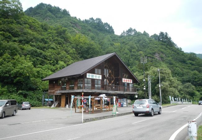 只見ダムの前にある売店・食事処