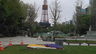 札幌大通り公園はテレビ塔だけでなく、サンクガーデンゾーンも見もの