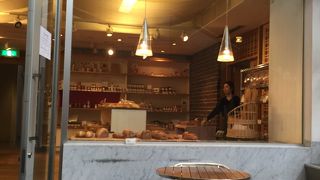 昔からのおしゃれな食材ストア兼ベーカリー