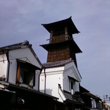 高くそびえます。