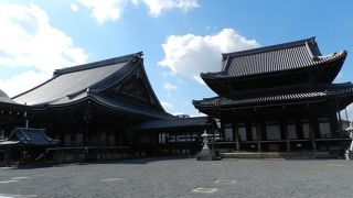 西本願寺の隣りにある本山寺院です