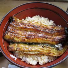 うな丼(980円)です。お吸い物、御漬け物付です。