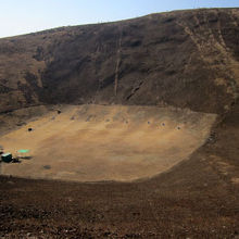 なんとお鉢の中には、アーチェリー場。