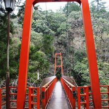 朱塗りの吊り橋、この橋を渡って東の滝へ向かいます