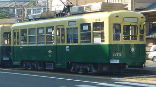 坂の街を走るチンチン電車。