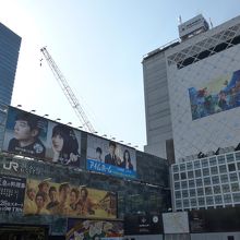 ハチ公が向いている渋谷駅方面景色