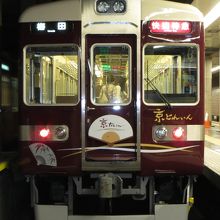 河原町駅では梅田方先端の2番線から発着