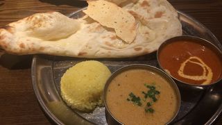 もちもちナンがランチタイムは食べ放題。