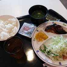 朝ごはんはこんな感じ。デザートはフルーツヨーグルト、菓子パン