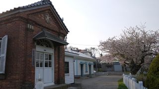 山の麓の憩い場