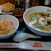 カウンター席でいただきます