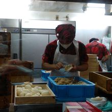 肉まん作ってます