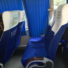 シート、リクライニングはガタガタ