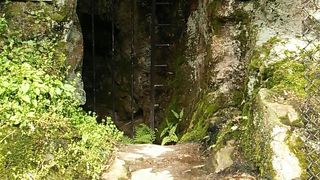 仙ノ山の逆方向に向かって坑口が開いている珍しい間歩